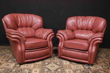 Coppia di poltrone modello Chesterfield in pelle