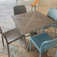 Set “vari” di tavolo con sedie da giardino