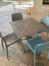 Set “vari” di tavolo con sedie da giardino