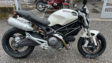 DUCATI MONSTER 696