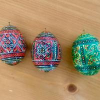 3 uova di pasqua, dette Ukrainian Pysanka, legno