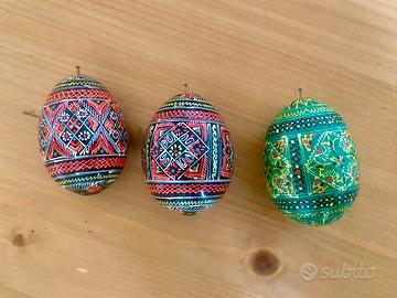 3 uova di pasqua, dette Ukrainian Pysanka, legno