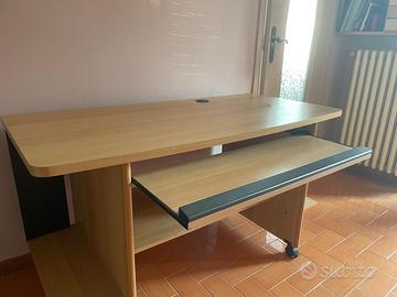 Scrivania PC 130x60, con passacavi e piano tastier