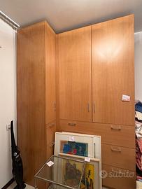 Armadio ad angolo in legno massiccio artigianale
