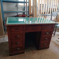 scrivania di legno con cassetti e piano di vetro