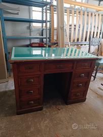 scrivania di legno con cassetti e piano di vetro