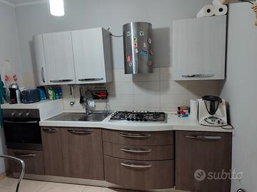 cucina completa con elettrodomestici 