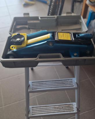 Cric idraulico per auto