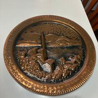 Piatto di rame raffigurante un paesaggio montano