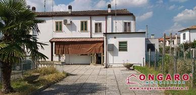 Casa indipendente di 125 m² con 5 locali e box aut