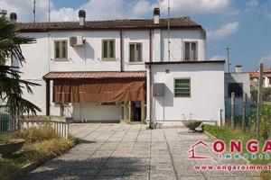 Casa indipendente di 125 m² con 5 locali e box aut