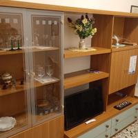 Mobile soggiorno con vetrina legno chiaro portatv