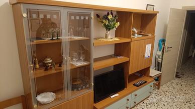 Mobile soggiorno con vetrina legno chiaro portatv