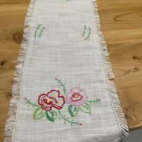 Runner ricamato a mano