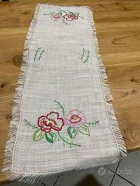 Runner ricamato a mano