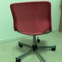 Sedia girevole in  plastica rosa