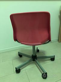 Sedia girevole in  plastica rosa