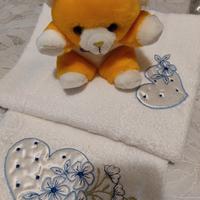 2 asciugamani bianchi più peluche vedi descrizione