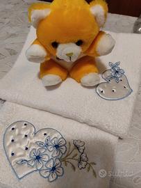 2 asciugamani bianchi più peluche vedi descrizione