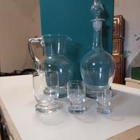 bicchieri e caraffa e bottiglia