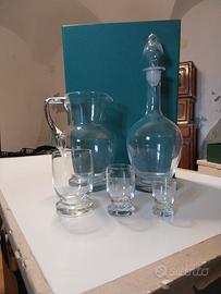 bicchieri e caraffa e bottiglia