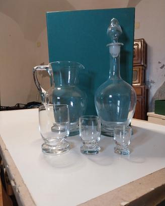 bicchieri e caraffa e bottiglia
