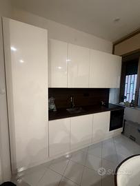 cucina completa di elettrodomestici