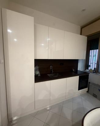 cucina completa di elettrodomestici