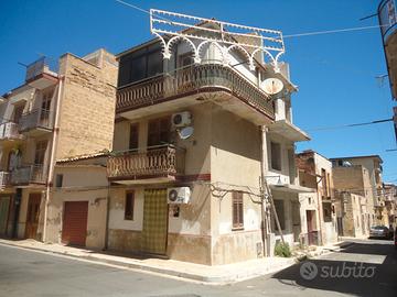 Casa indipendente angolare, su 3 livelli P/153