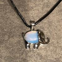 Collana con ciondolo elefante pietra di luna