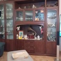 Parete e mobiletto in legno.
