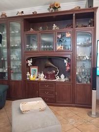 Parete e mobiletto in legno.