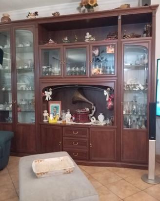 Parete e mobiletto in legno.