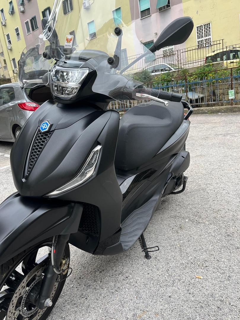 Beverly 300 Hpe NovitÃ Piaggio Beverly 2021 Piaggio Beverly 300 HPE 2023  Deep Black Moto E Scooter In