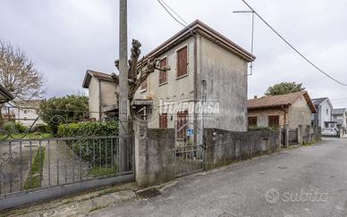 Proprietà indipendente con magazzino di 123mq e do