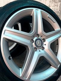 Cerchi in lega 19 Mercedes AMG con pneumatici