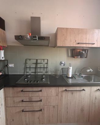 cucina completa di elettrodomestici e tavolo