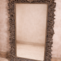 Antico specchio con cornice in stile barocco