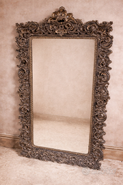 Antico specchio con cornice in stile barocco