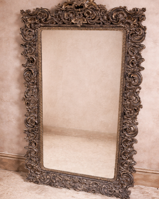 Antico specchio con cornice in stile barocco