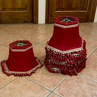 9 antichi paralumi uguali in tessuto rosso