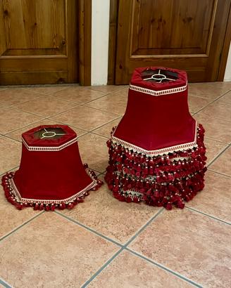 9 antichi paralumi uguali in tessuto rosso
