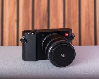 Mirrorless YI-M1 con obiettivo 12-40mm