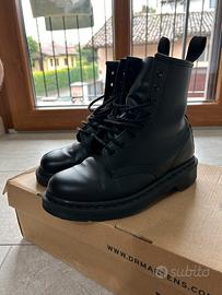 DR. Martens modello 1460 mono black opaco