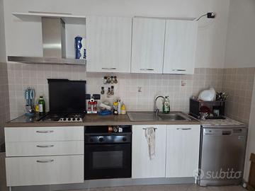 Cucina completa di elettrodomestici