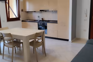 Elegante trivano arredato primo piano