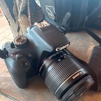 Canon EOS 1200D con obiettivo EF-S 18-55mm IS + bo