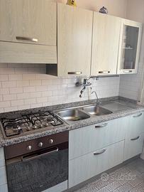 Mobili cucina parete con frigorifero