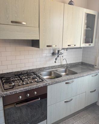 Mobili cucina parete con frigorifero