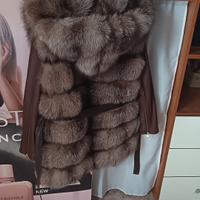 smanicato di volpe con giacca in pelle